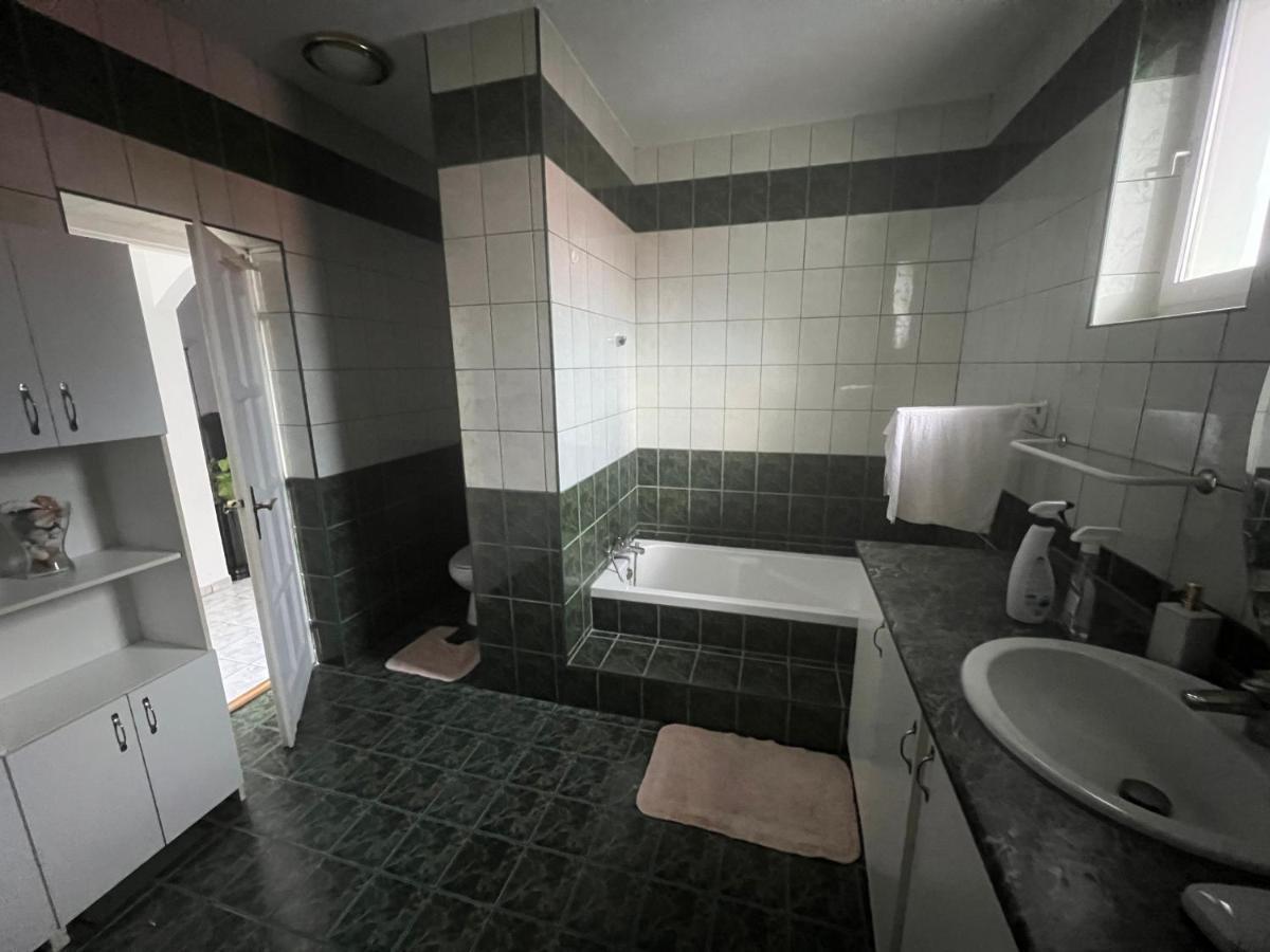 Gabe's Nest Apartman Urom